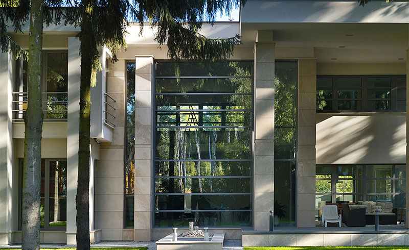 pohľad na penú budovu a hliníkové okná mima PE 52 od Milan Magula - Mima