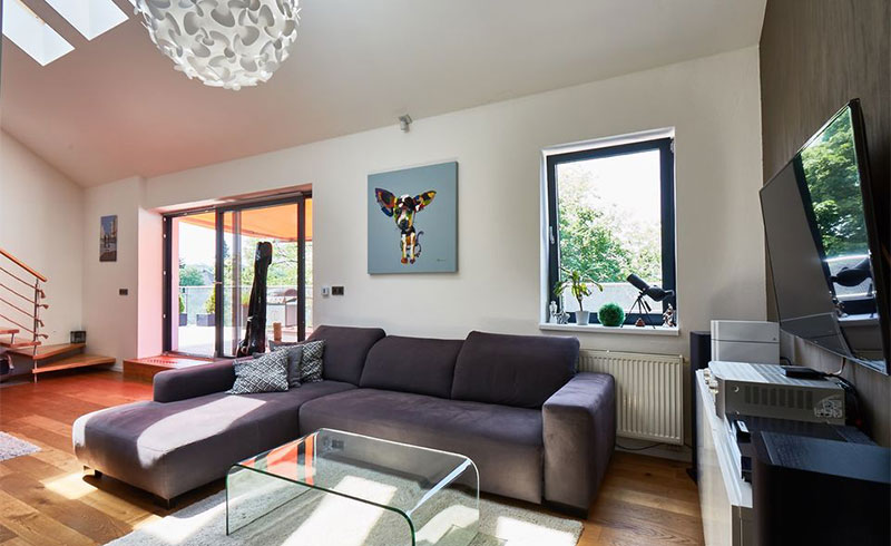 pohľad na prekrásnu obývačku s výhľadom na terasu cez hliníkové okno mima PE 96 Pasiv od Milan Magula - Mima